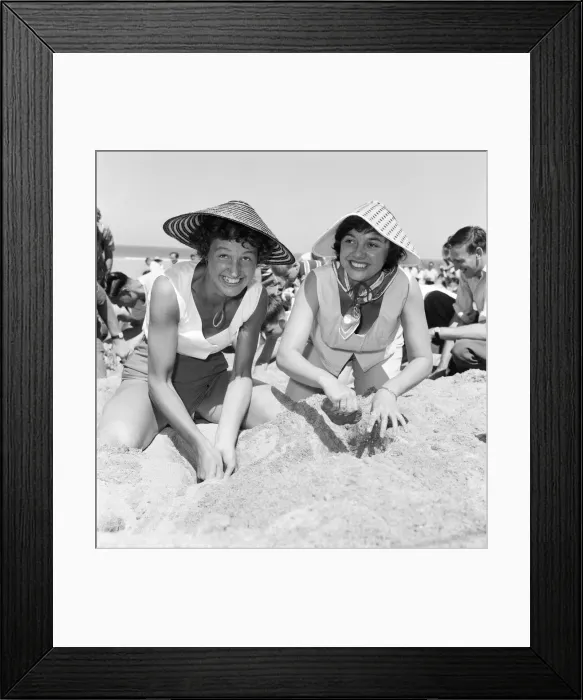 Framed Print : Daily Mirror Treasure Hunt, Fistral Beach, Cornwall, Tuesday 7th July 1959 Framed Print : Daily Mirror Treasure Hunt, Fistral Beach, Cornwall, Tuesday 7th July 1959