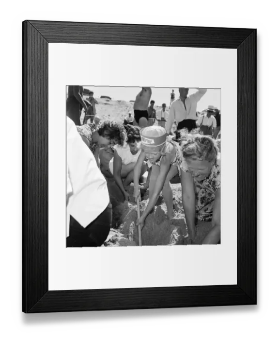 Framed Print : Daily Mirror Treasure Hunt, Fistral Beach, Cornwall, Tuesday 7th July 1959