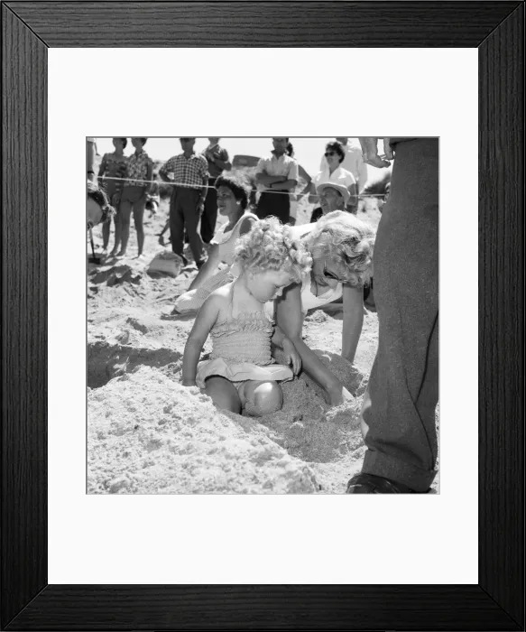 Framed Print : Daily Mirror Treasure Hunt, Fistral Beach, Cornwall, Tuesday 7th July 1959 Framed Print : Daily Mirror Treasure Hunt, Fistral Beach, Cornwall, Tuesday 7th July 1959