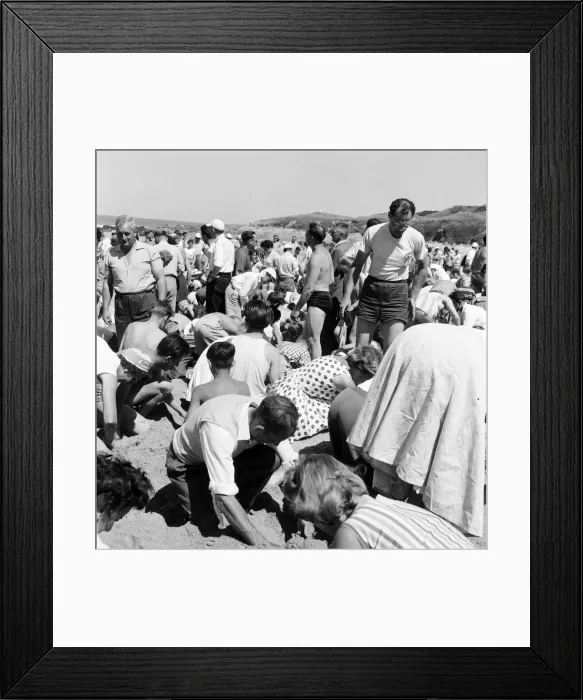 Framed Print : Daily Mirror Treasure Hunt, Fistral Beach, Cornwall, Tuesday 7th July 1959 Framed Print : Daily Mirror Treasure Hunt, Fistral Beach, Cornwall, Tuesday 7th July 1959