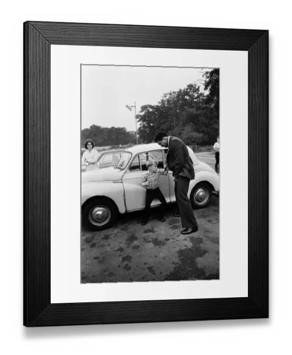 Framed Print : Muhammad Ali visiting Heckfield, Hampshire. Pictured, outside the New Inn pub Framed Print : Muhammad Ali visiting Heckfield, Hampshire. Pictured, outside the New Inn pub