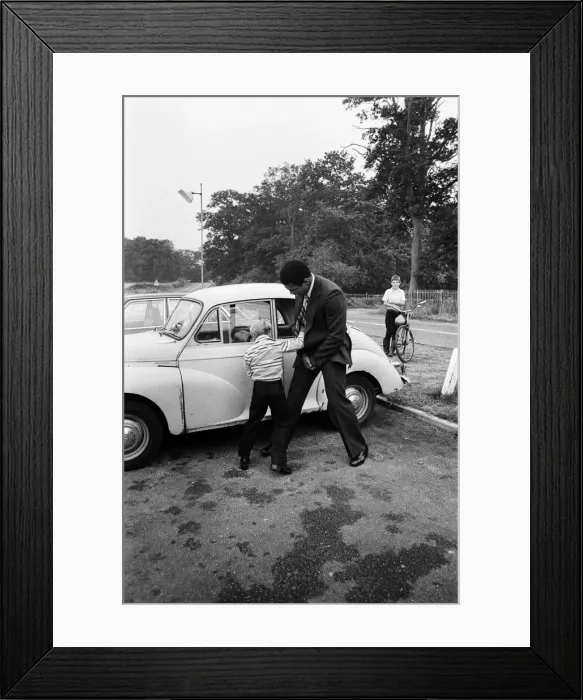 Framed Print : Muhammad Ali visiting Heckfield, Hampshire. Pictured, outside the New Inn pub Framed Print : Muhammad Ali visiting Heckfield, Hampshire. Pictured, outside the New Inn pub