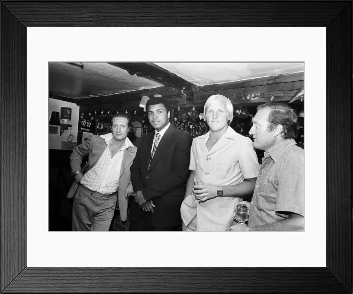 Framed Print : Muhammad Ali visiting Heckfield, Hampshire. Pictured in the New Inn pub Framed Print : Muhammad Ali visiting Heckfield, Hampshire. Pictured in the New Inn pub