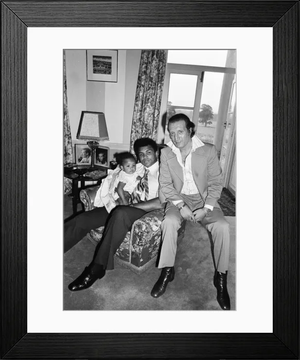 Framed Print : Muhammad Ali visiting Heckfield, Hampshire. August 1977 Framed Print : Muhammad Ali visiting Heckfield, Hampshire. August 1977