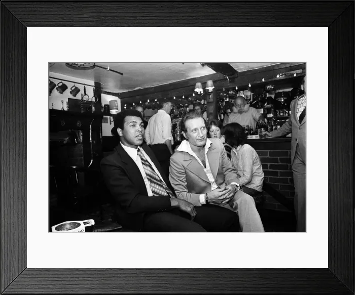 Framed Print : Muhammad Ali visiting Heckfield, Hampshire. Pictured in the New Inn pub Framed Print : Muhammad Ali visiting Heckfield, Hampshire. Pictured in the New Inn pub