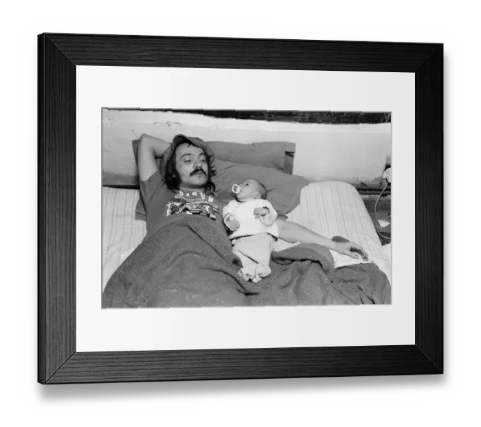 Framed Print : Musician Steve Marriott with his son Toby at their Essex home. 14th April 1976 Framed Print : Musician Steve Marriott with his son Toby at their Essex home. 14th April 1976
