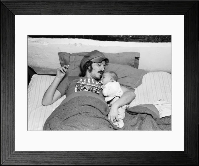 Framed Print : Musician Steve Marriott with his son Toby at their Essex home. 14th April 1976 Framed Print : Musician Steve Marriott with his son Toby at their Essex home. 14th April 1976