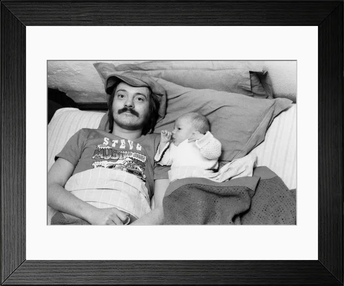 Framed Print : Musician Steve Marriott with his son Toby at their Essex home. 14th April 1976 Framed Print : Musician Steve Marriott with his son Toby at their Essex home. 14th April 1976