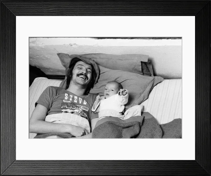 Framed Print : Musician Steve Marriott with his son Toby at their Essex home. 14th April 1976 Framed Print : Musician Steve Marriott with his son Toby at their Essex home. 14th April 1976