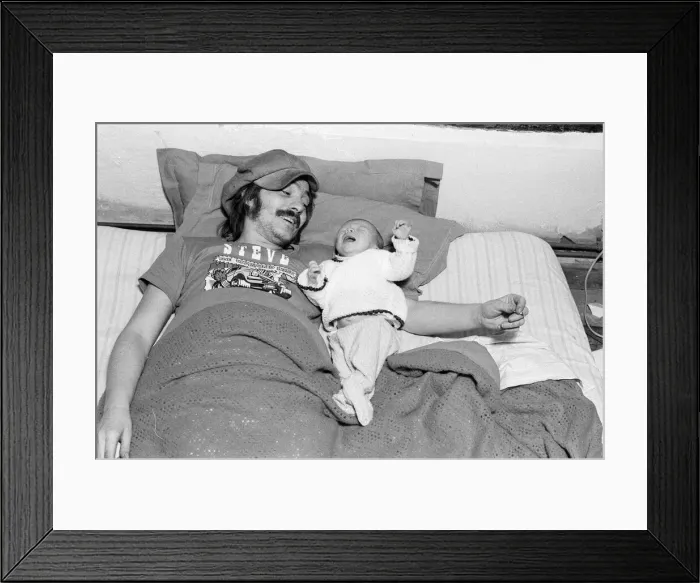 Framed Print : Musician Steve Marriott with his son Toby at their Essex home. 14th April 1976