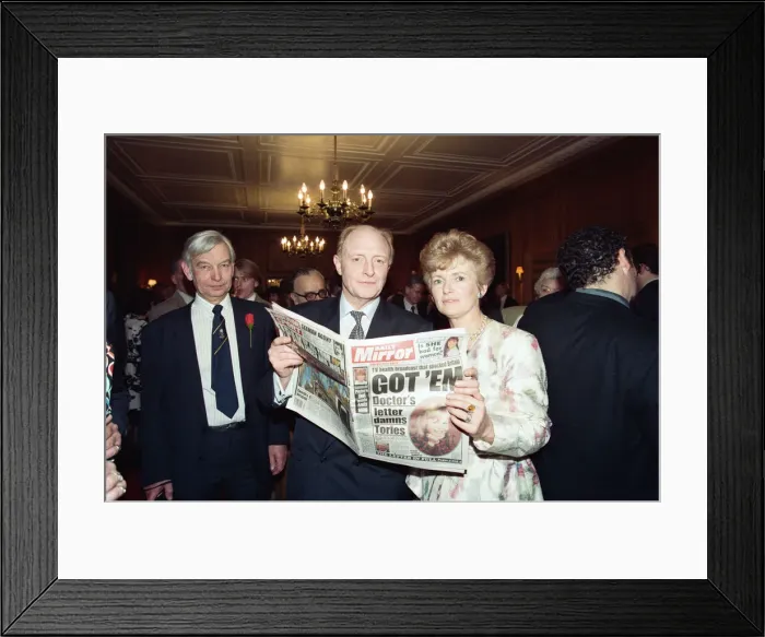 Framed Print : Neil and Glenys Kinnock celebrate their 26th wedding anniversary at Temple, London Framed Print : Neil and Glenys Kinnock celebrate their 26th wedding anniversary at Temple, London