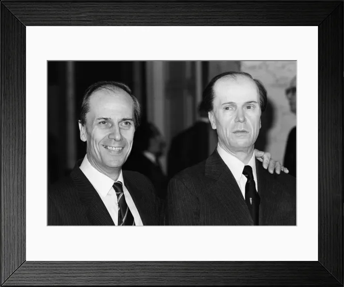 Framed Print : The real Norman Tebbit stands with a wax work of himself at a preview of his wax portrait Framed Print : The real Norman Tebbit stands with a wax work of himself at a preview of his wax portrait