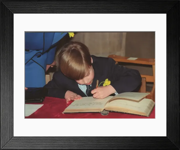 Framed Print : PRINCE WILLIAM OF WALES SIGNS REGISTER - 01 / 03 / 1991 Framed Print : PRINCE WILLIAM OF WALES SIGNS REGISTER - 01 / 03 / 1991