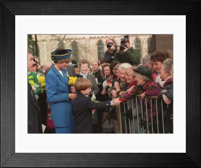 Framed Print : PRINCESS OF WALES WITH PRINCE WILLIAM AS THEY SHAKE HANDS WITH CROWDS Framed Print : PRINCESS OF WALES WITH PRINCE WILLIAM AS THEY SHAKE HANDS WITH CROWDS