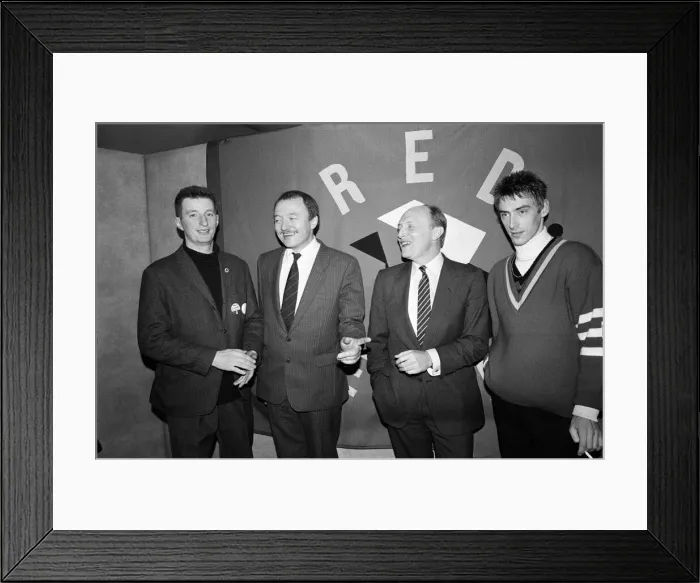 Framed Print : Neil Kinnock and Ken Livingstone with pro-Labour pop stars Billy Bragg Framed Print : Neil Kinnock and Ken Livingstone with pro-Labour pop stars Billy Bragg