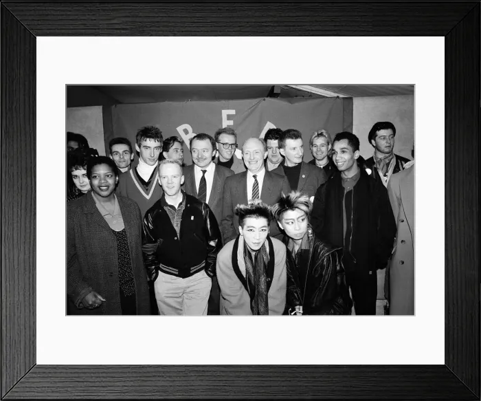 Framed Print : Neil Kinnock and Ken Livingstone with pro-Labour pop stars including Jimmy Somerville