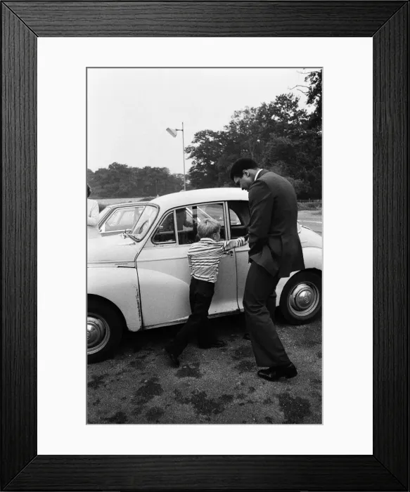 Framed Print : Muhammad Ali visiting Heckfield, Hampshire. Pictured, outside the New Inn pub Framed Print : Muhammad Ali visiting Heckfield, Hampshire. Pictured, outside the New Inn pub