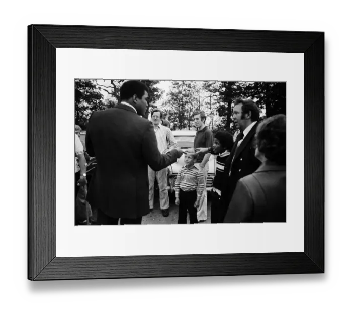 Framed Print : Muhammad Ali visiting Heckfield, Hampshire. Pictured, outside the New Inn pub