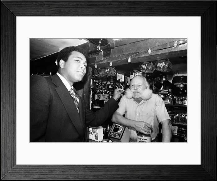 Framed Print : Muhammad Ali visiting Heckfield, Hampshire. Pictured in the New Inn pub Framed Print : Muhammad Ali visiting Heckfield, Hampshire. Pictured in the New Inn pub