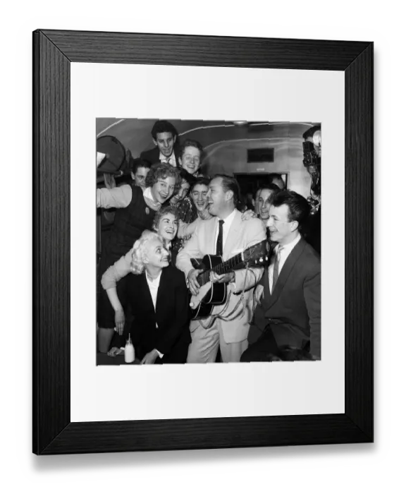Framed Print : Frenzied scenes as American rock and roll singer Bill Haley arrives in London Framed Print : Frenzied scenes as American rock and roll singer Bill Haley arrives in London