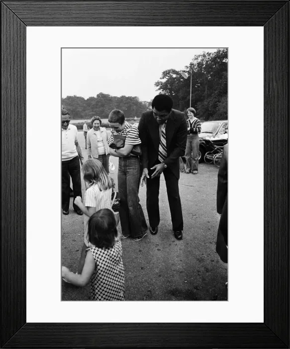 Framed Print : Muhammad Ali visiting Heckfield, Hampshire. Pictured, outside the New Inn pub Framed Print : Muhammad Ali visiting Heckfield, Hampshire. Pictured, outside the New Inn pub