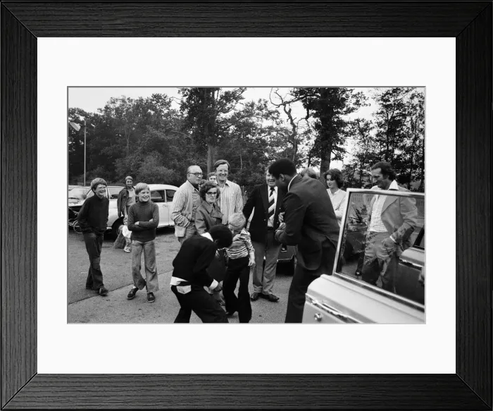 Framed Print : Muhammad Ali visiting Heckfield, Hampshire. Pictured, outside the New Inn pub Framed Print : Muhammad Ali visiting Heckfield, Hampshire. Pictured, outside the New Inn pub