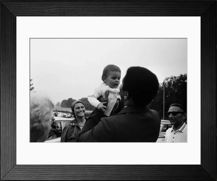 Framed Print : Muhammad Ali visiting Heckfield, Hampshire. Pictured, outside the New Inn pub Framed Print : Muhammad Ali visiting Heckfield, Hampshire. Pictured, outside the New Inn pub