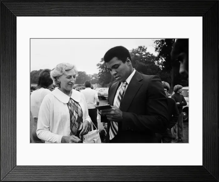 Framed Print : Muhammad Ali visiting Heckfield, Hampshire. Pictured, outside the New Inn pub