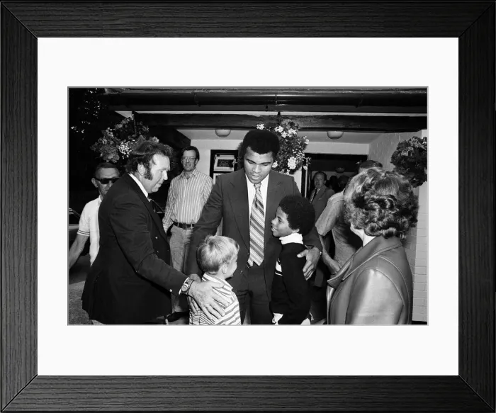 Framed Print : Muhammad Ali visiting Heckfield, Hampshire. Pictured in the New Inn pub Framed Print : Muhammad Ali visiting Heckfield, Hampshire. Pictured in the New Inn pub