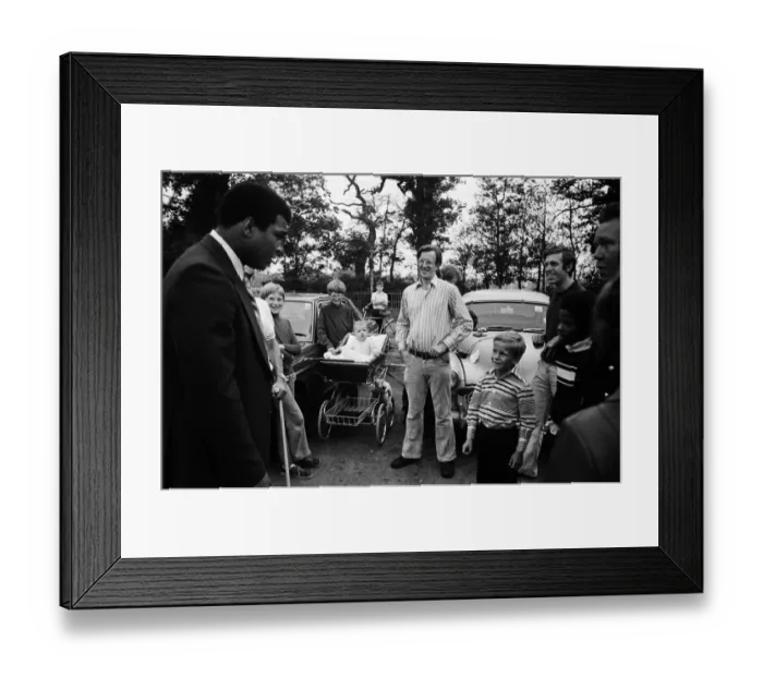Framed Print : Muhammad Ali visiting Heckfield, Hampshire. Pictured, outside the New Inn pub