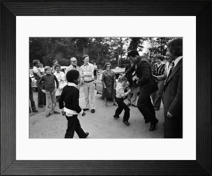 Framed Print : Muhammad Ali visiting Heckfield, Hampshire. Pictured, outside the New Inn pub Framed Print : Muhammad Ali visiting Heckfield, Hampshire. Pictured, outside the New Inn pub