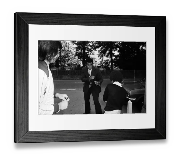 Framed Print : Muhammad Ali visiting Heckfield, Hampshire. Pictured, outside the New Inn pub Framed Print : Muhammad Ali visiting Heckfield, Hampshire. Pictured, outside the New Inn pub