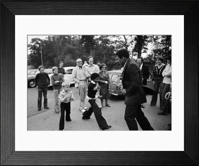 Framed Print : Muhammad Ali visiting Heckfield, Hampshire. Pictured, outside the New Inn pub Framed Print : Muhammad Ali visiting Heckfield, Hampshire. Pictured, outside the New Inn pub