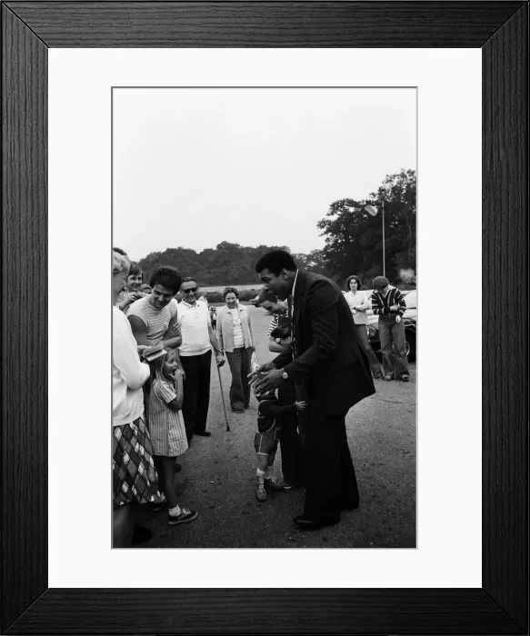 Framed Print : Muhammad Ali visiting Heckfield, Hampshire. Pictured, outside the New Inn pub Framed Print : Muhammad Ali visiting Heckfield, Hampshire. Pictured, outside the New Inn pub