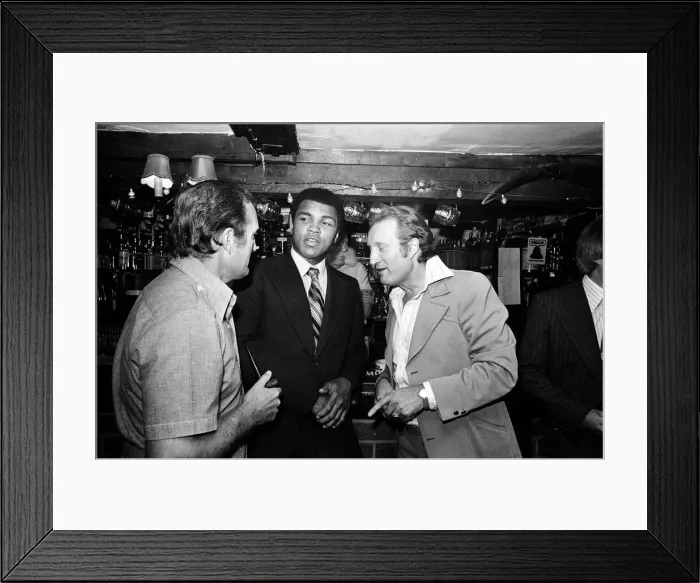 Framed Print : Muhammad Ali visiting Heckfield, Hampshire. Pictured in the New Inn pub Framed Print : Muhammad Ali visiting Heckfield, Hampshire. Pictured in the New Inn pub