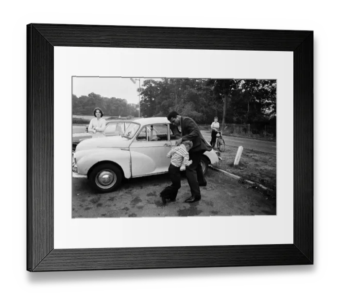 Framed Print : Muhammad Ali visiting Heckfield, Hampshire. Pictured, outside the New Inn pub Framed Print : Muhammad Ali visiting Heckfield, Hampshire. Pictured, outside the New Inn pub