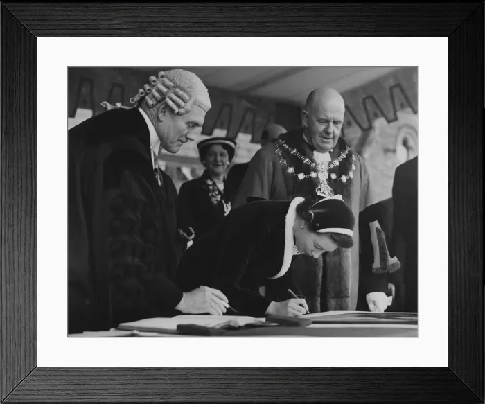 Framed Print : The Queen autographing one of the Royal Portraits at Morecambe with the Mayor Bryce Clegg