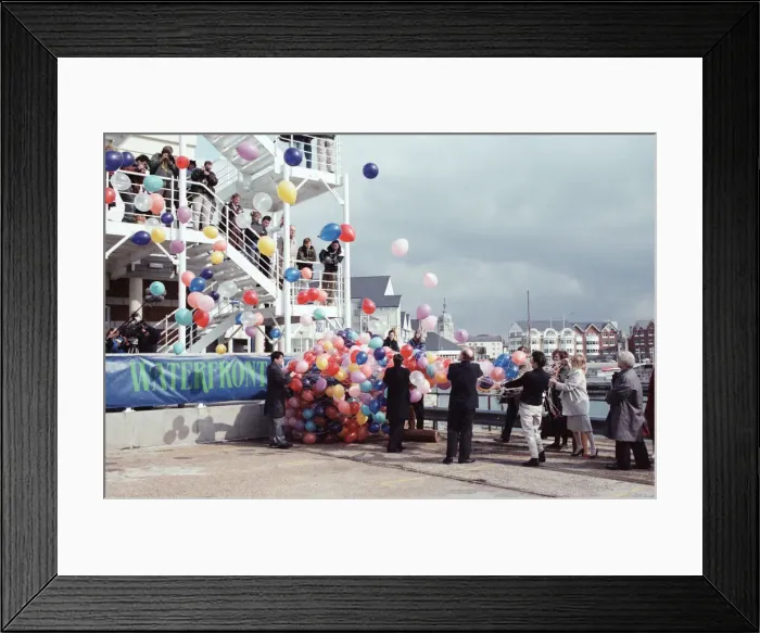 Framed Print : Labour leader Neil Kinnock hitting the campaign trail in Southampton ahead of the 1992 Framed Print : Labour leader Neil Kinnock hitting the campaign trail in Southampton ahead of the 1992