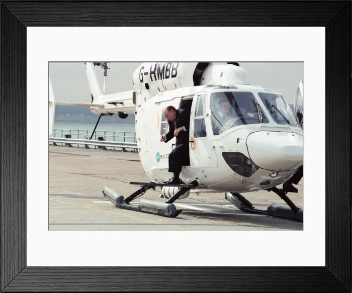 Framed Print : Labour leader Neil Kinnock hitting the campaign trail in Southampton ahead of the 1992