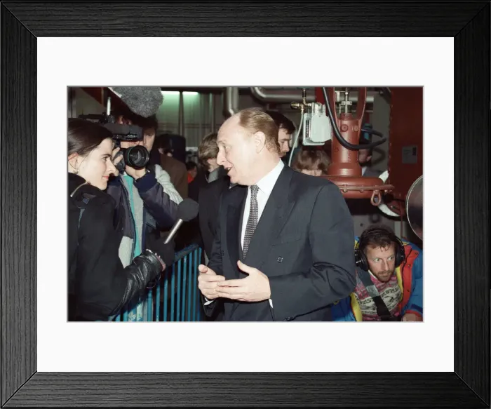 Framed Print : Labour leader Neil Kinnock hitting the campaign trail in Southampton ahead of the 1992 Framed Print : Labour leader Neil Kinnock hitting the campaign trail in Southampton ahead of the 1992