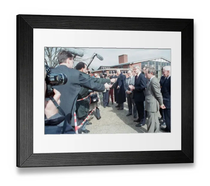 Framed Print : Prime Minister John Major visits a primary school in Nottingham. 17th March 1992 Framed Print : Prime Minister John Major visits a primary school in Nottingham. 17th March 1992