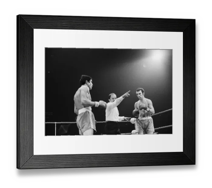 Framed Print : Alan Minter vs Gratien Tonna (second fight) for the European middleweight title at Empire
