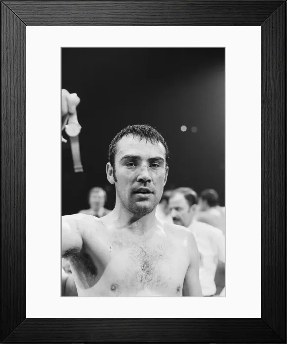 Framed Print : Alan Minter vs Gratien Tonna (second fight) for the European middleweight title at Empire