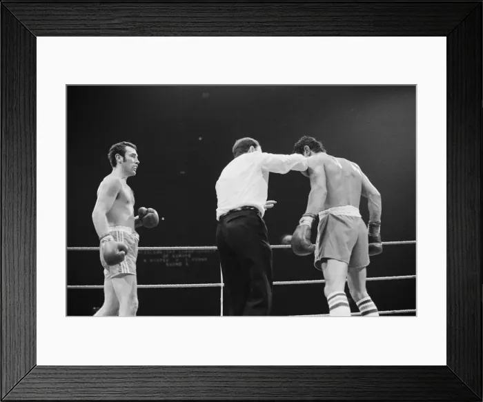 Framed Print : Alan Minter vs Gratien Tonna (second fight) for the European middleweight title at Empire Framed Print : Alan Minter vs Gratien Tonna (second fight) for the European middleweight title at Empire