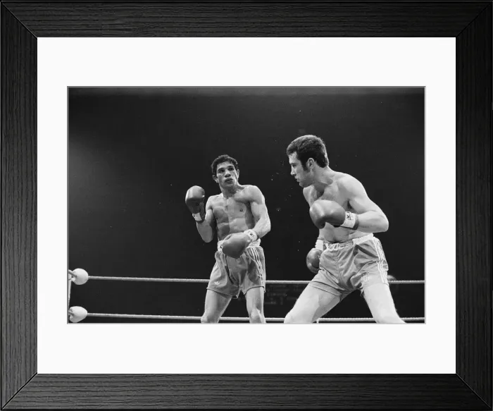 Framed Print : Alan Minter vs Gratien Tonna (second fight) for the European middleweight title at Empire Framed Print : Alan Minter vs Gratien Tonna (second fight) for the European middleweight title at Empire
