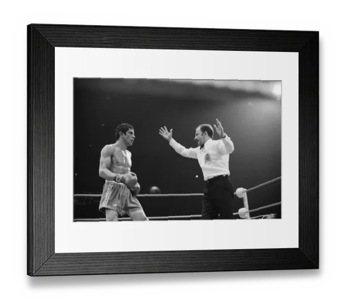 Framed Print : Alan Minter vs Gratien Tonna (second fight) for the European middleweight title at Empire Framed Print : Alan Minter vs Gratien Tonna (second fight) for the European middleweight title at Empire