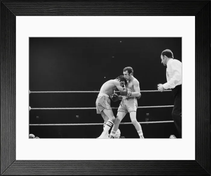 Framed Print : Alan Minter vs Gratien Tonna (second fight) for the European middleweight title at Empire Framed Print : Alan Minter vs Gratien Tonna (second fight) for the European middleweight title at Empire