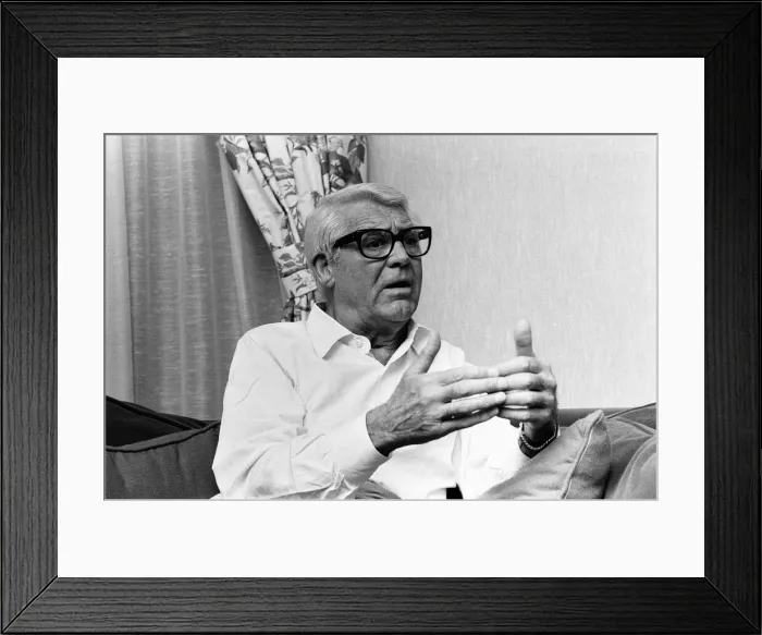Framed Print : Cary Grant, interview with Sunday Mirror Journalist Eve Pollard Framed Print : Cary Grant, interview with Sunday Mirror Journalist Eve Pollard