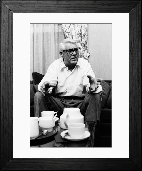 Framed Print : Cary Grant, interview with Sunday Mirror Journalist Eve Pollard Framed Print : Cary Grant, interview with Sunday Mirror Journalist Eve Pollard