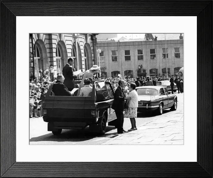 Framed Print : Queen Elizabeth II in Liverpool during her Silver Jubilee Tour Framed Print : Queen Elizabeth II in Liverpool during her Silver Jubilee Tour